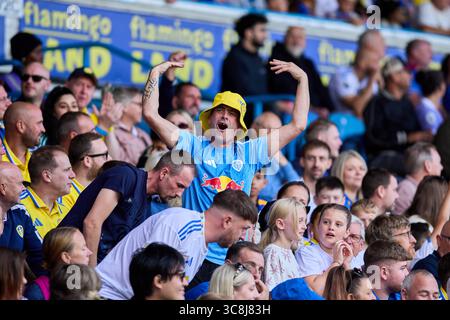 Leeds, Großbritannien. August 2025. LEEDS, ENGLAND – 2. AUGUST: Die Fans von Leeds United feiern das Freundschaftsspiel zwischen Leeds United und Villarreal CF im Elland Road Stadium am 2. August 2025 in Leeds, England. (Foto von Jose Torres/Photo Players Images/Magara Press) Credit: Magara Press SL/Alamy Live News Stockfoto