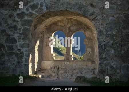 Mittelalterliches Doppelfenster (bifora) in der Zitadelle von Jajce, Bosnien und Herzegowina Stockfoto