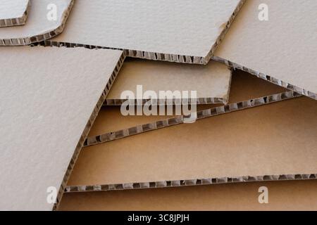 Ein Stapel brauner Rohpappe aus Wellpappe mit Kante Stockfoto