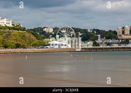 Blick auf Princess Theatre und Ferris Wheel, Torre Abbey Sands Sandstrand, Torquay, Devon, England, Großbritannien Stockfoto