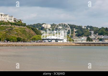 Blick auf Princess Theatre und Ferris Wheel, Torre Abbey Sands Sandstrand, Torquay, Devon, England, Großbritannien Stockfoto