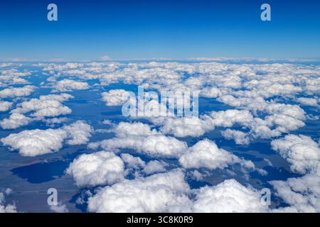 Blick aus einem Flugzeug, Wolken über Ackerland, Flug Windhoek-Addis Abeba, Namibia Stockfoto