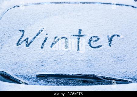 Winter auf dem gefrorenen Glas einer Autoscheibe. Auto Wintersaison Konzept Stockfoto