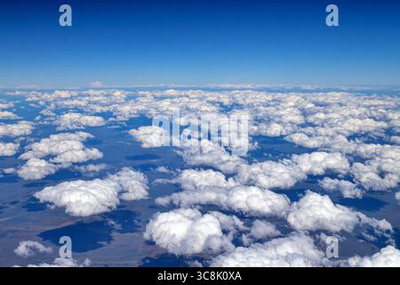Blick aus einem Flugzeug, Wolken über Ackerland, Flug Windhoek-Addis Abeba, Namibia Stockfoto