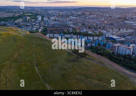 Blick auf den Sonnenuntergang von den Salisbury Crags mit Blick auf Edinburgh City Stockfoto