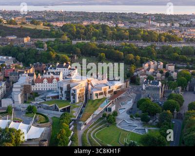 Luftbild der Stadt Edinburgh am Morgen mit dem schottischen parlamentsgebäude Stockfoto