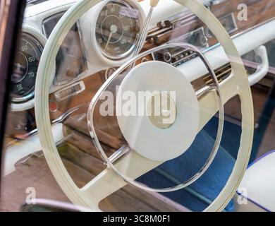 Lenkrad eines Mercedes Benz 280se Coupé-Car aus den 1960er Jahren, Großbritannien Stockfoto