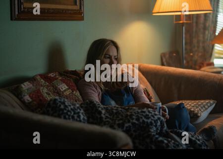 ERSCHEINUNGSDATUM: 15. August 2025 TITEL: Night Always Comes STUDIO: Aluna Entertainment REGISSEUR: Benjamin Caron PLOT: Alles riskieren, um sich und ihrem Bruder eine Zukunft zu sichern, begibt sich Lynette auf eine gefährliche Odyssee und konfrontiert ihre eigene dunkle Vergangenheit in einer treibenden Nacht. DIE HAUPTROLLE: JENNIFER JASON LEIGH als Doreen. (Credit Image: © Aluna Entertainment/Entertainment Pictures/ZUMAPRESS.com) NUR REDAKTIONELLE VERWENDUNG! Nicht für kommerzielle ZWECKE! Stockfoto