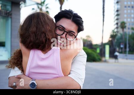 Glückliches Paar, das sich in der Stadt umgibt: Liebe und Zuneigung ausdrücken Stockfoto