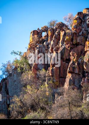 Blick auf die Sandsteinklippen des Waterbergs. Der Waterberg ist eine Felsformation in Namibia. Stockfoto