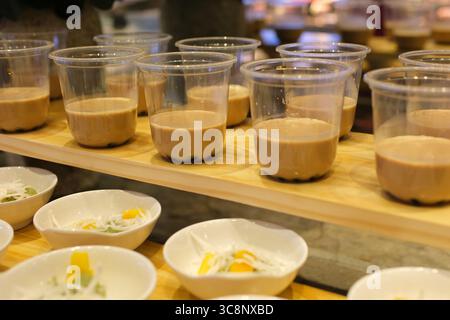 Taiwan brauner Zucker Frischmilchblase Teeglas auf weißem Hintergrund. Käse Creme frischer Milchschaum mit schwarzem Perltapioka Bubble Tee mit braunem Zuckersirup Glas, Teeblätter. Hochwertige Fotos Stockfoto