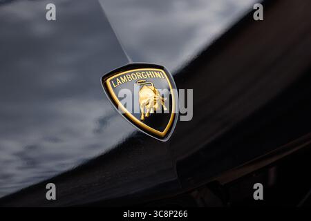 Slowenien, Ljubljana – 20. Juni 2025: Schwarze Marke Lamborghini Urus SE Super Sports Car Stockfoto