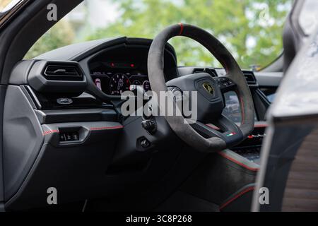 Slowenien, Ljubljana – 20. Juni 2025: Schwarzer Lamborghini Urus SE Supersportwagen Stockfoto