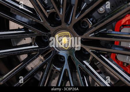 Slowenien, Ljubljana – 20. Juni 2025: Schwarze Lamborghini Urus SE Supersportwagenfelgen Stockfoto