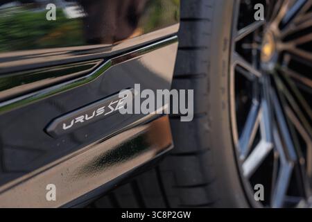 Slowenien, Ljubljana – 20. Juni 2025: Schwarzer Lamborghini Urus SE Supersportwagen Stockfoto