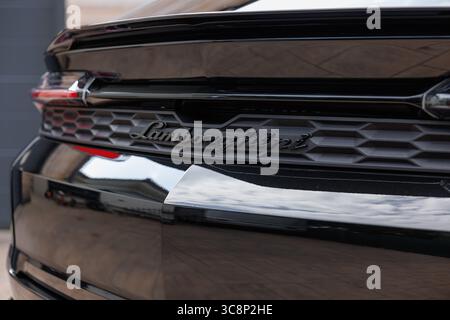 Slowenien, Ljubljana – 20. Juni 2025: Schwarzer Lamborghini Urus SE Supersportwagen Stockfoto