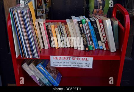 Verkauf von Filmbüchern vor dem Niles Essanay Silent Film Museum im Niles District in Fremont, Kalifornien Stockfoto