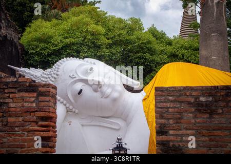 Leiter des liegenden Buddha im Wat Yai Chai Mongkhon in Ayutthaya, Thailand Stockfoto