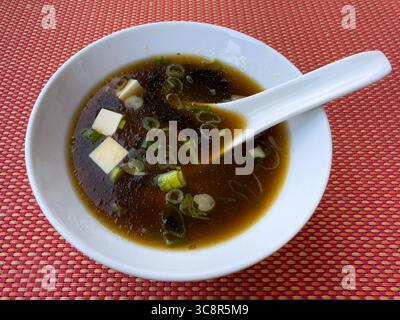 Traditionelle japanische Miso-Suppe in einer weißen Schüssel Stockfoto