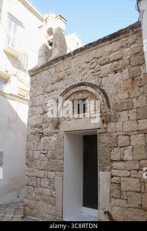 Polignano a Mare, Italien. Außenansicht der mittelalterlichen Chiesetta di Santo Stefano. Stockfoto