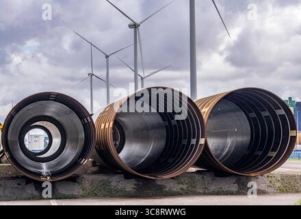 Der Seehafen von Eemshaven, Julianahaven Becken, hier lagern die Fundament-Strukturen, Monopiles, für Offshore-Windparks, die dann die eigentlichen Windräder tragen, mit großen Arbeitsschiffen werden die Bauteile zu den Windparks in der Nordsee transportiert und dort am Meeresboden verankert, darauf werden dann die Windenergieanlagen gebaut, Eemshaven, Niederlande, Windpark Logistik *** der Seehafen von Eemshaven, Julianahaven Basin, wo die Fundamentanlagen gespeichert werden. Die Komponenten werden zum W transportiert Stockfoto