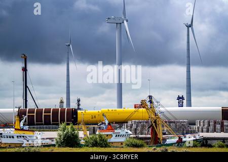 Der Seehafen von Eemshaven, Julianahaven Becken, hier lagern die Fundament-Strukturen, Monopiles, für Offshore-Windparks, die dann die eigentlichen Windräder tragen, mit großen Arbeitsschiffen werden die Bauteile zu den Windparks in der Nordsee transportiert und dort am Meeresboden verankert, darauf werden dann die Windenergieanlagen gebaut, Eemshaven, Niederlande, Windpark Logistik *** der Seehafen von Eemshaven, Julianahaven Basin, wo die Fundamentanlagen gespeichert werden. Die Komponenten werden zum W transportiert Stockfoto