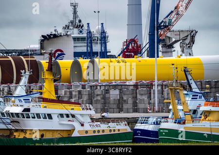 Der Seehafen von Eemshaven, Julianahaven Becken, hier lagern die Fundament-Strukturen, Monopiles, für Offshore-Windparks, die dann die eigentlichen Windräder tragen, mit großen Arbeitsschiffen werden die Bauteile zu den Windparks in der Nordsee transportiert und dort am Meeresboden verankert, darauf werden dann die Windenergieanlagen gebaut, Eemshaven, Niederlande, Windpark Logistik *** der Seehafen von Eemshaven, Julianahaven Basin, wo die Fundamentanlagen gespeichert werden. Die Komponenten werden zum W transportiert Stockfoto