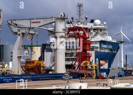 Der Seehafen von Eemshaven, Julianahaven Becken, hier lagern die Fundament-Strukturen, Monopiles, für Offshore-Windparks, die dann die eigentlichen Windräder tragen, mit großen Arbeitsschiffen werden die Bauteile zu den Windparks in der Nordsee transportiert und dort am Meeresboden verankert, darauf werden dann die Windenergieanlagen gebaut, Eemshaven, Niederlande, Windpark Logistik *** der Seehafen von Eemshaven, Julianahaven Basin, wo die Fundamentanlagen gespeichert werden. Die Komponenten werden zum W transportiert Stockfoto