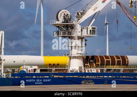 Der Seehafen von Eemshaven, Julianahaven Becken, hier lagern die Fundament-Strukturen, Monopiles, für Offshore-Windparks, die dann die eigentlichen Windräder tragen, mit großen Arbeitsschiffen werden die Bauteile zu den Windparks in der Nordsee transportiert und dort am Meeresboden verankert, darauf werden dann die Windenergieanlagen gebaut, Eemshaven, Niederlande, Windpark Logistik *** der Seehafen von Eemshaven, Julianahaven Basin, wo die Fundamentanlagen gespeichert werden. Die Komponenten werden zum W transportiert Stockfoto