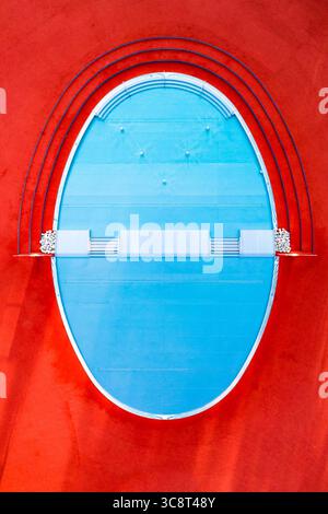 Die Luftaufnahme eines Stadions mit einem hellblauen Feld bildet einen scharfen Kontrast zu der umliegenden roten Bahn, wodurch ein beeindruckendes visuelles Bild entsteht, verschiedene Orte, Pol Stockfoto