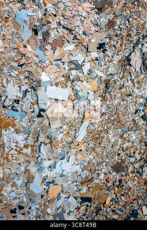 Luftaufnahme eines abstrakten Mosaiks aus zersplitterten Fragmenten, einer chaotischen, aber fesselnden Landschaft aus Textur und Ton, Polen. Stockfoto