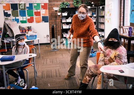 17. Februar 2021, des Moines, Iowa, USA: STEPHANIE EDENBURN spricht mit sozial distanzierten Schülern in ihrer vierten Klasse an der Walnut Street School. Des Moines Public Schools (DMPS) wurde diese Woche für den persönlichen Unterricht eröffnet, nachdem der Großteil des Schuljahres 2020-2021 entweder aus der Ferne oder mit einem Hybrid-/Fernlernmodell unterrichtet wurde. (Bild: © Jack Kurtz/ZUMA Wire) Stockfoto