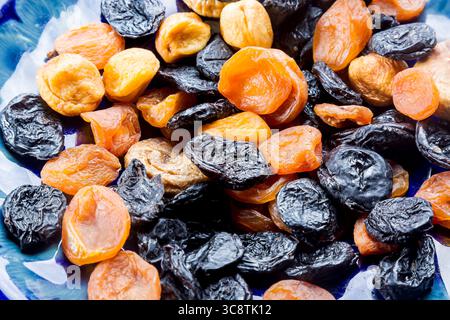 Getrocknete Pflaumen und Aprikosen aus nächster Nähe Stockfoto