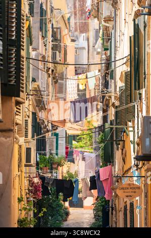Farbenfrohe Wäscherei hängt über der schmalen Gasse im historischen Zentrum von Korfu Stockfoto