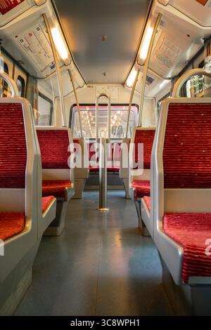 In einer modernen Straßenbahn in Hamburg, Deutschland - Sommerszene Stockfoto