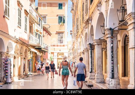 Touristen spazieren entlang der historischen Liston Promenade in Korfu Stadt, Griechenland Stockfoto