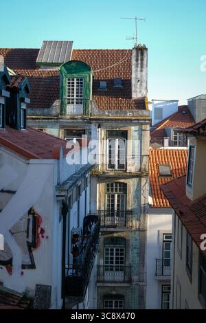 Verzierte Balkone zieren Wohngebäude in Lissabon, Portugal Stockfoto