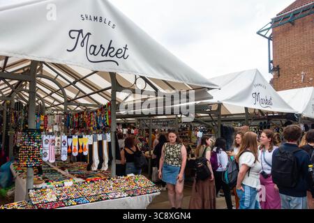 Der Shambles Market in York, Großbritannien, ist voller Besucher. Stockfoto