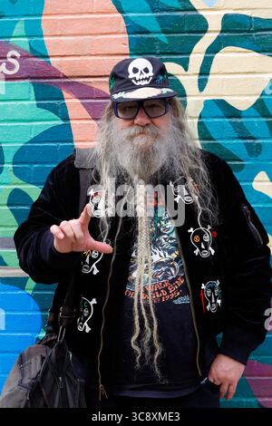 Clayton Patterson, Künstler und Fotograf, steht vor einem farbenfrohen Hintergrund in Manhattans Lower East Side, New York City, 23. April 2022 Stockfoto