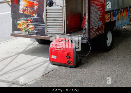 Ein tragbarer Gasgenerator von Honda, der an einem mobilen Transportwagen für Lebensmittelverkäufer in Manhattan, New York City, befestigt ist. Stockfoto