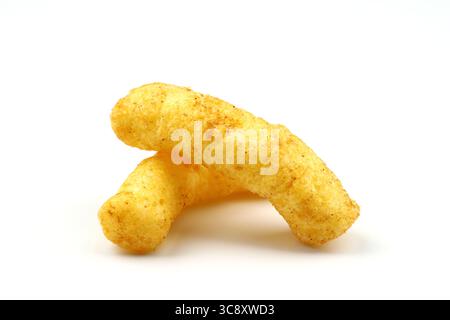 Pürierte Erdnüsse aus Mais, Snacks isoliert auf weißem Hintergrund. Stockfoto