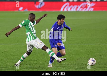 19. Februar 2021, Sevilla, Spanien: Sidnei von Real Betis Balompie in Aktion mit Carles Alena von Getafe CF während des La Liga Santander Spiels zwischen Real Betis und Getafe CF im Estadio Benito Vilamarin in Sevilla. (Kreditbild: © Jose Luis Contreras/DAX via ZUMA Wire) Stockfoto