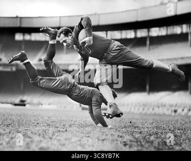 16. September 2011, Chicago, Illinois, USA: Chicago Bears Teamkollegen Joe Zeller versucht, Red Grange während des Trainings anzugreifen, Alan Fisher, New York World-Telegram and the Sun Newspaper Photography Collection, 18. März 1935 (Credit Image: © Circa Images/JT Vintage via ZUMA Press Wire) Stockfoto