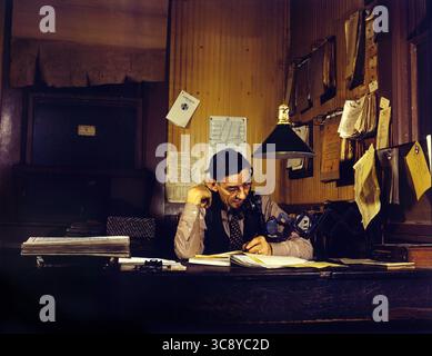 30. Dezember 2020, Amarillo, Texas, USA: Yardmaster in Railroad Yard's Office, Atchison, Topeka and Santa Fe Railroad, Amarillo Texas, USA, Jack Delano, U.S. Office of war Information, März 1943 (Kreditbild: © JT Vintage/Glasshouse Via ZUMA Wire) Stockfoto