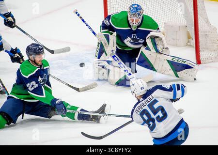 19. Februar 2021: Jets Left Wing Mathieu Perreault (85) erschießt den Puck und wird von Canucks-Verteidiger Alexander Edler (23) während des NHL-Spiels zwischen den Winnipeg Jets und den Vancouver Canucks in der Rogers Arena in Vancouver, Kanada blockiert. Dom Gagne/CSM(Kreditbild: &Copy; Dom Gagne/CSM via ZUMA Wire) Stockfoto