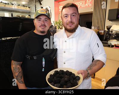 Tokio Hotel Drummer besucht Chemnitz 02.08.2025, Chemnitz, Fürstenstrasse, Restaurant Miyu, die Kulturhauptstadt 2025 zieht offenbar auch Waschechte Stars an. So zum Beispiel den Schlagzeuger der internationalen erfolgreichen Band Tokio Hotel Gustav Schäfer. Gegen 16:00 Uhr Begrüßte Sascha Mints den Star in einem seinem Restaurant Miyu . Doch wie kam es dazu Eigenlich ist das ganz einfach so der Tokio Hotel Schlagzeuger. Wir haben uns im Kroatien Urlaub kennen gelernt. Allein schon wegen der ähnlichen Körpervorm war das sofort ein Match lacht Gustav. Bei der gemeinsamen Trüffelsuche lernten beide sich nähe kenn Stockfoto