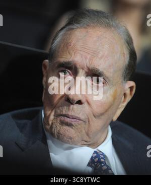 31. Dezember 2008, Cleveland, Ohio, Vereinigte Staaten von Amerika: LEVELAND, OH - 18. JULI: Veteran des Zweiten Weltkriegs und ehemaliger Senator Bob Dole (R-KS) blickt auf eine Rede am ersten Tag der Republican National Convention am 18. Juli 2016 in der Quicken Loans Arena in Cleveland, Ohio. In Cleveland werden schätzungsweise 50.000 Menschen erwartet, darunter Hunderte von Demonstranten und Medienvertreter. Der viertägige Republican National Convention beginnt am 18. Juli. People: Bob Dole. (Kreditbild: © SMG via ZUMA Wire) Stockfoto