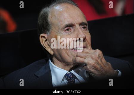 31. Dezember 2008, Cleveland, Ohio, Vereinigte Staaten von Amerika: LEVELAND, OH - 18. JULI: Veteran des Zweiten Weltkriegs und ehemaliger Senator Bob Dole (R-KS) blickt auf eine Rede am ersten Tag der Republican National Convention am 18. Juli 2016 in der Quicken Loans Arena in Cleveland, Ohio. In Cleveland werden schätzungsweise 50.000 Menschen erwartet, darunter Hunderte von Demonstranten und Medienvertreter. Der viertägige Republican National Convention beginnt am 18. Juli. People: Bob Dole. (Kreditbild: © SMG via ZUMA Wire) Stockfoto