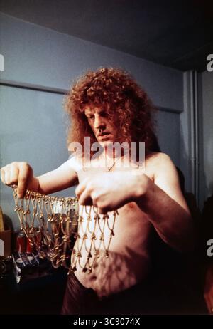 Ian Hunter, Leadsänger und Gitarrist der britischen Rockband Mott The Hoople. Das Foto wurde 1972 im Rainbow Theatre in London aufgenommen. Seltenes Foto von Ian Hunter ohne Sonnenbrille/Sonnenschirme. Stockfoto