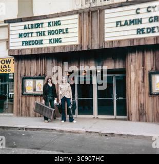 Ian Hunter und Pete Overend Watts von der britischen Rockgruppe Mott the Hoople, vor dem Konzertgelände Fillmore West in San Fransisco im Juni 1971, wo sie eine Reihe von Konzerten spielten. Stockfoto